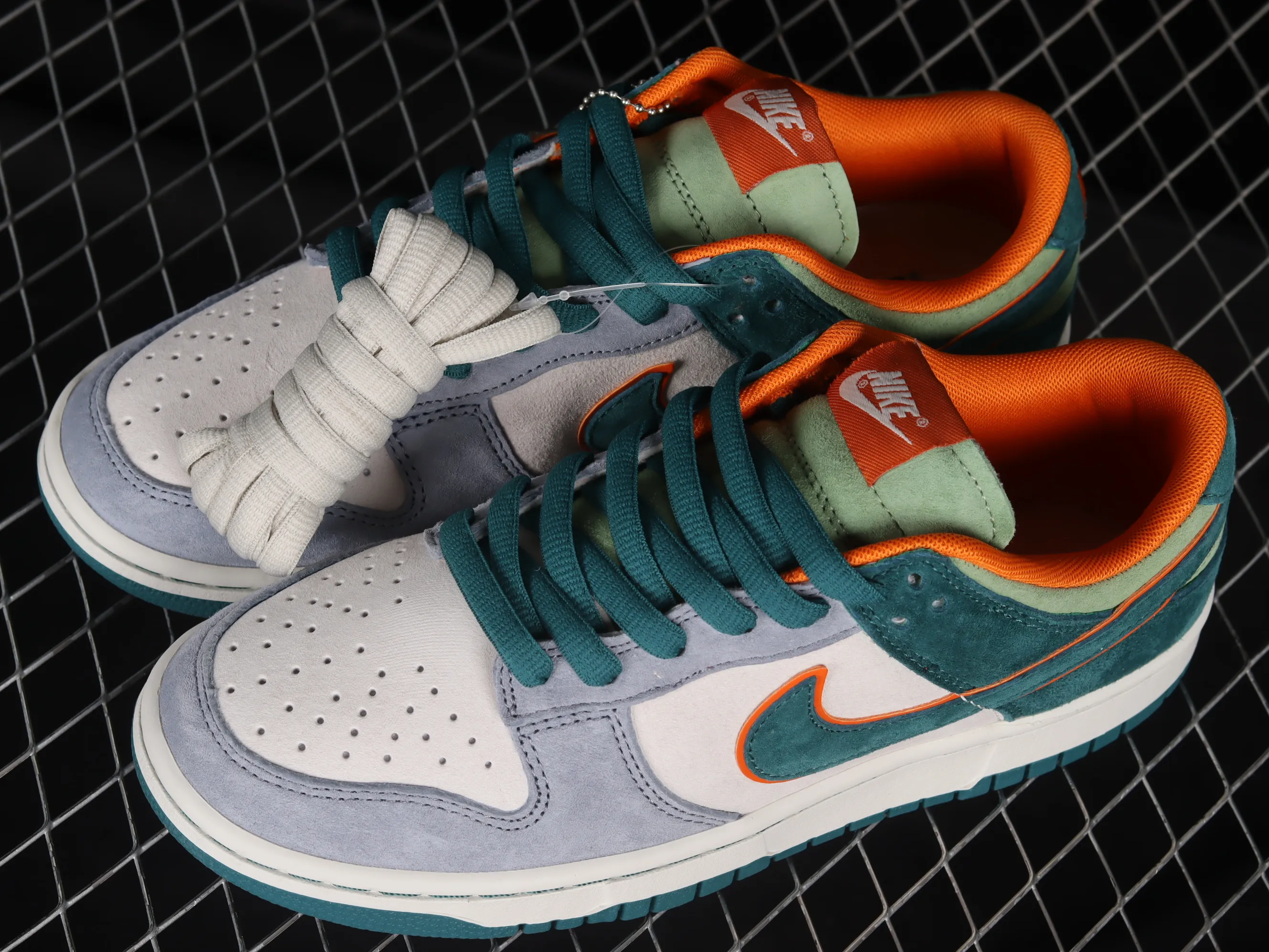 All Categories Nk SB Dunk Series Nk SB Dunk Low Low-top sneakers Otomo Katsuhiro x Nk SB Dunk Low "Steamboy OST" Creative customization collaboration Otomo Katsuhiro co-branded SB low-top sports and leisure sneakers LF0039-022